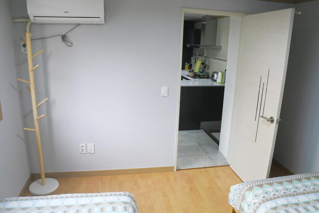 Lee & No Guesthouse Hongdae โซล ภายนอก รูปภาพ