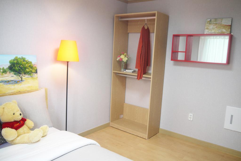 Lee & No Guesthouse Hongdae โซล ภายนอก รูปภาพ