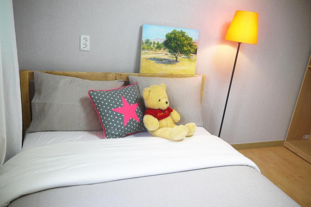 Lee & No Guesthouse Hongdae โซล ภายนอก รูปภาพ