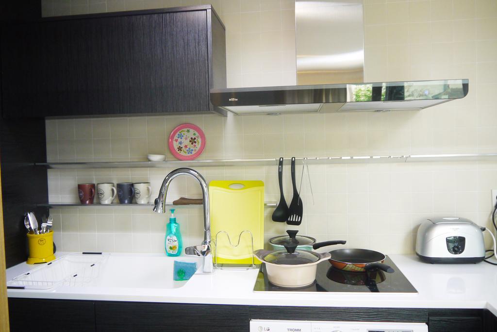 Lee & No Guesthouse Hongdae โซล ภายนอก รูปภาพ