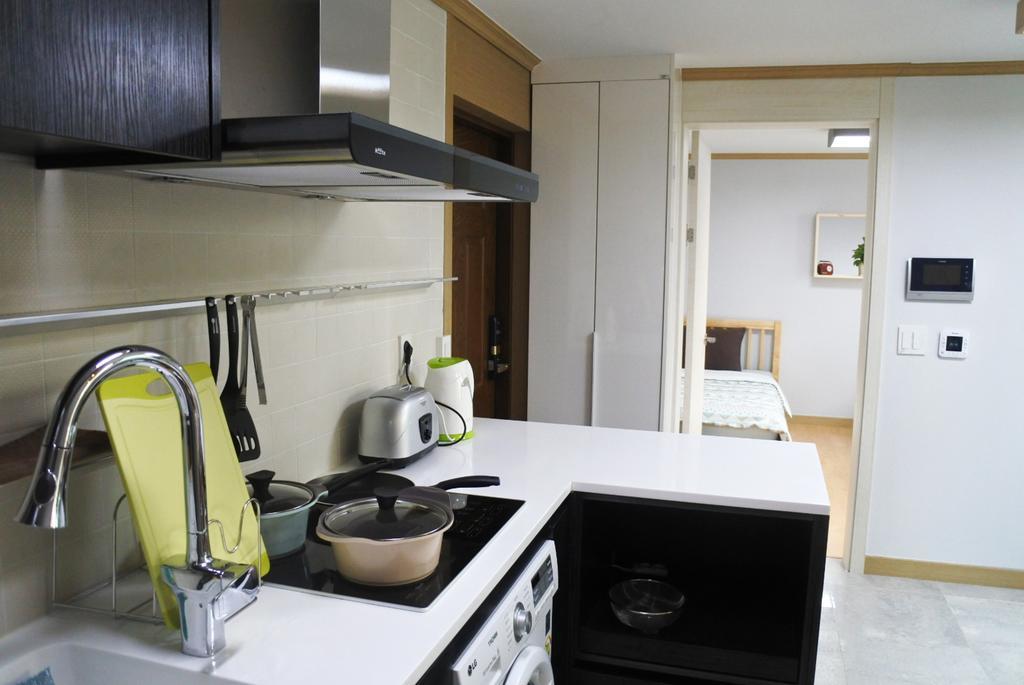 Lee & No Guesthouse Hongdae โซล ภายนอก รูปภาพ