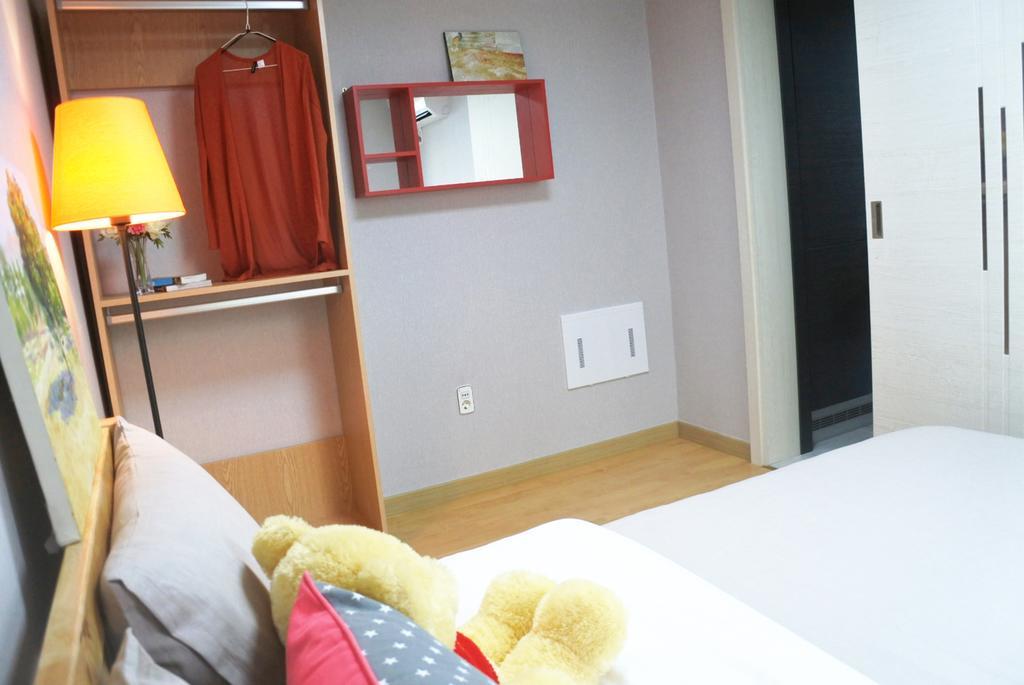 Lee & No Guesthouse Hongdae โซล ภายนอก รูปภาพ