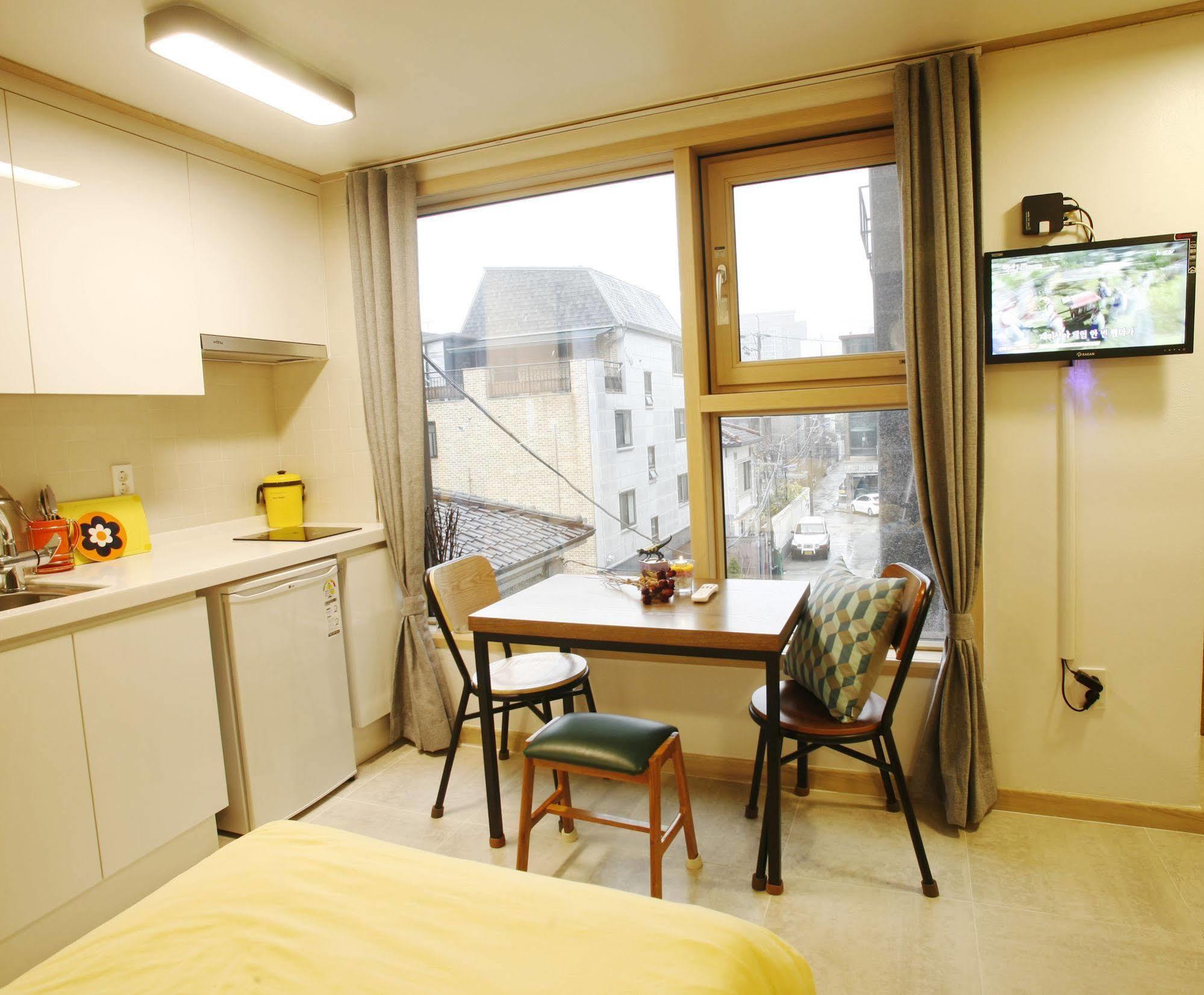 Lee & No Guesthouse Hongdae โซล ภายนอก รูปภาพ