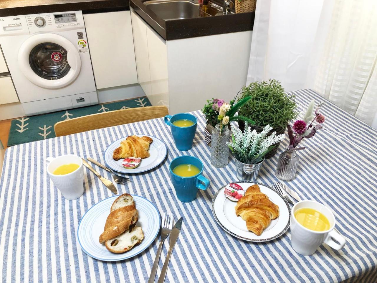 Lee & No Guesthouse Hongdae โซล ภายนอก รูปภาพ